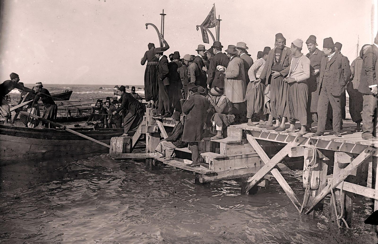 המזח בנמל יפו והמון על החוף