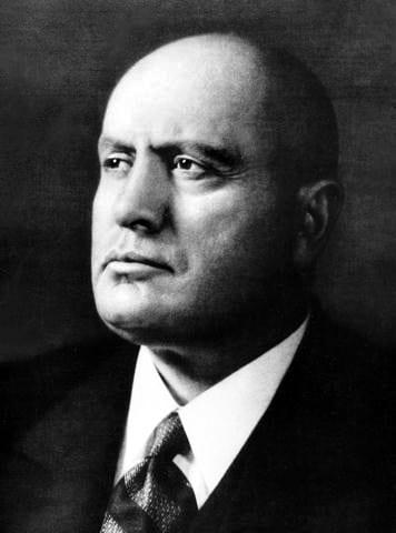 מוסוליני, אשר מחזק בימים אלה את מעמדו, לאחר חוקים חדשים המגבילים את העיתונות ואת פעילות האופוזיציה.