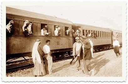 רכבת נוסעים עומדת בתחנה