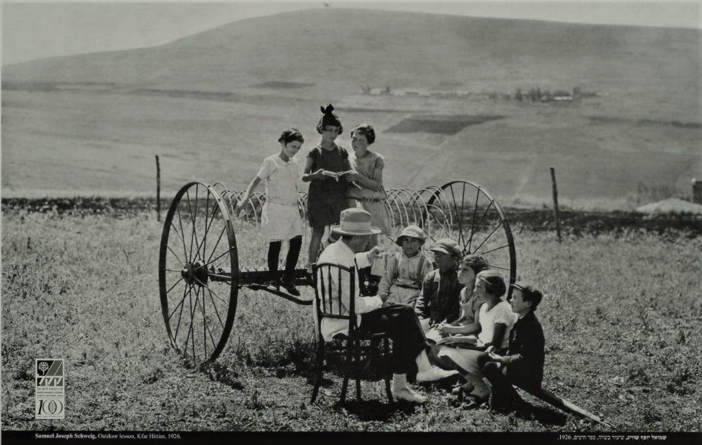 ילדים ומורה בשדה חקלאי בגליל